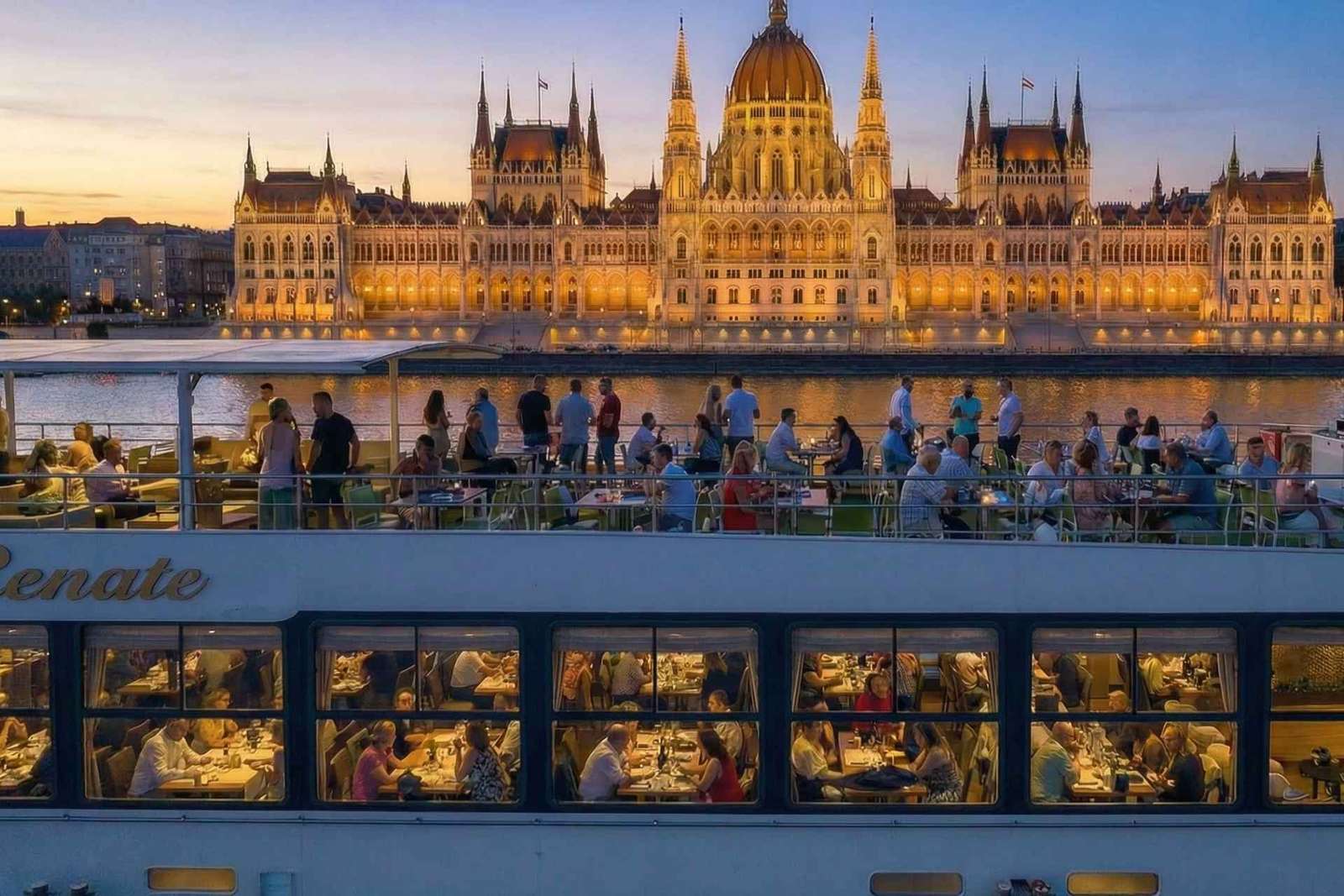 Budapeste: Cruzeiro noturno e jantar com drinque de boas-vindas