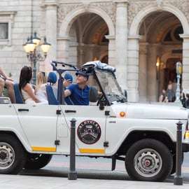 Passeio turístico clássico pela cidade de Budapeste em jipe russo