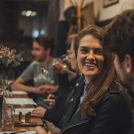 Degustação de vinhos húngaros de 8 níveis em um aconchegante bar de vinhos no centro da cidade