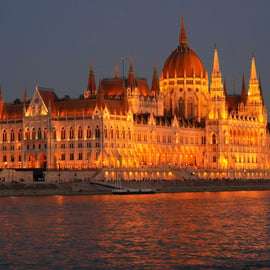 Budapeste: cruzeiro noturno com lugares no terraço e BYOB