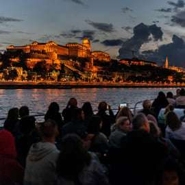 Budapeste: cruzeiro turístico noturno de 1 hora com bebida