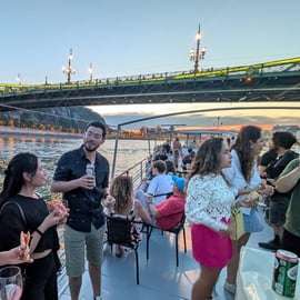Budapeste: cruzeiro noturno com lugares no terraço e BYOB