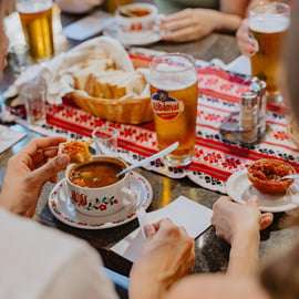 Budapeste: Tour gastronômico com degustação de vinhos por Foodapest 2024