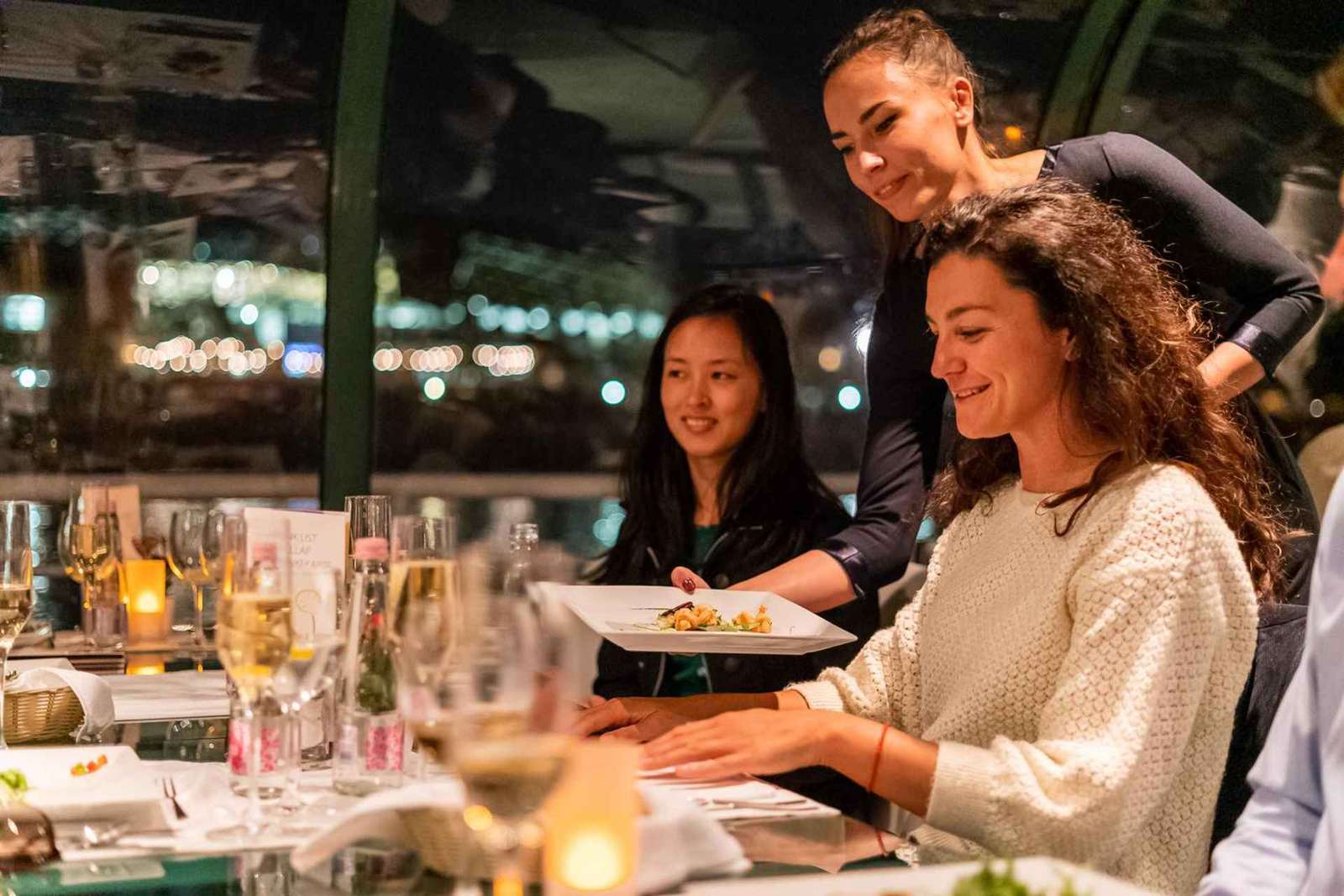 Budapeste: Jantar à luz de velas em um cruzeiro fluvial com música ao vivo