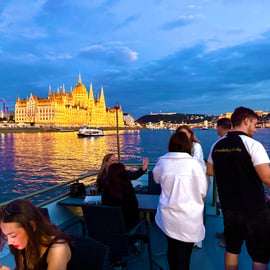 Budapeste: Cruzeiro Noturno com Bebidas Ilimitadas e Vistas