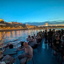 Budapeste: cruzeiro noturno com lugares no terraço e BYOB