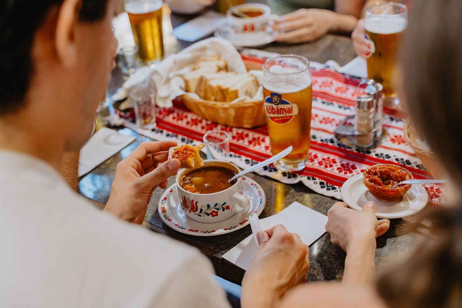 Budapeste: Tour gastronômico com degustação de vinhos por Foodapest 2024