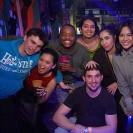 Passeio pelos bares Ruin – Entrada VIP gratuita, 6 shots, jogos e fotos