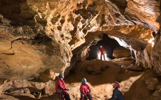 Budapeste: Excursão de aventura em espeleologia com guia de turismo