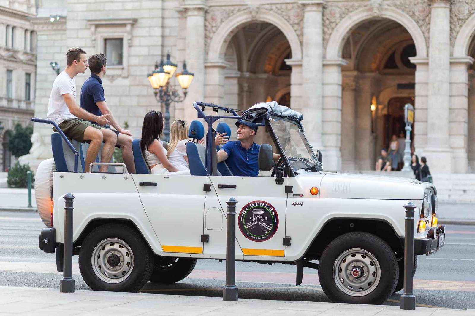 Passeio turístico clássico pela cidade de Budapeste em jipe russo