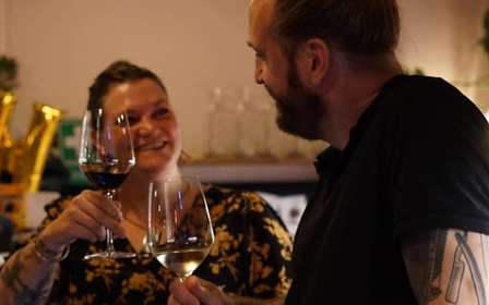 Degustação de vinhos húngaros de 8 níveis em um aconchegante bar de vinhos no centro da cidade