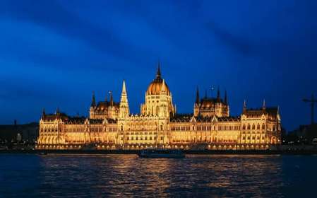 Budapeste: cruzeiro turístico noturno de 1 hora com bebida