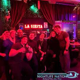 Budapeste: passeio noturno por bares em ruínas com 6 doses e entrada VIP