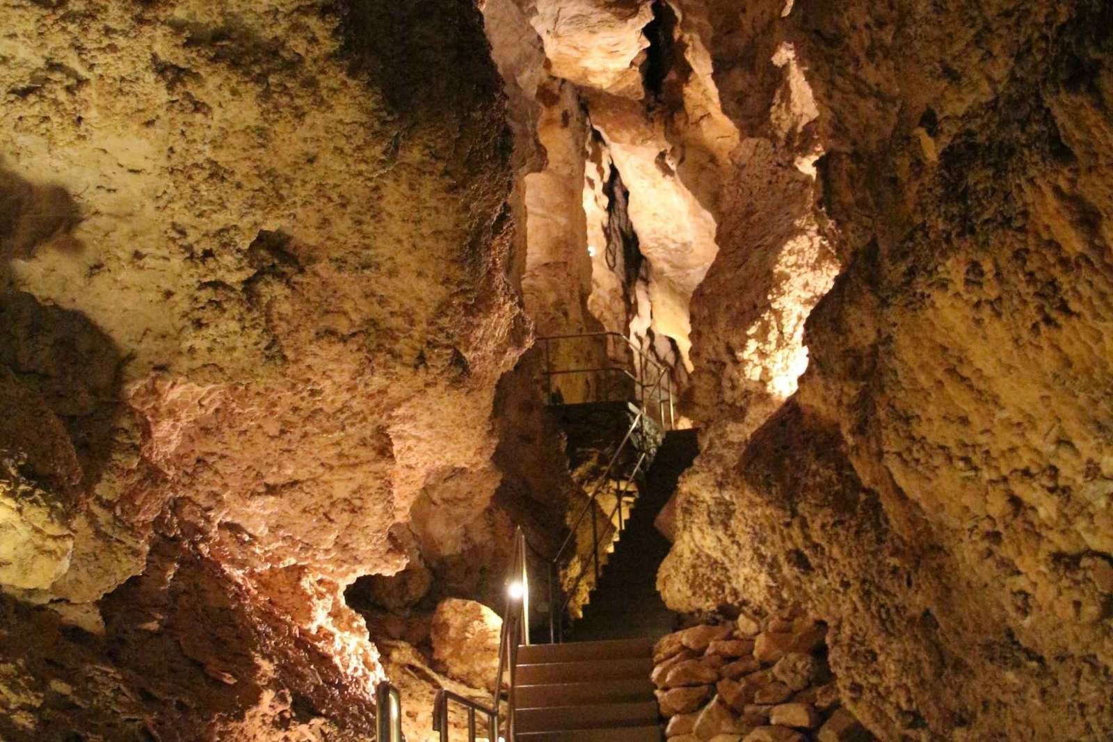 Budapeste: Visita guiada a pé às grutas de Semlő-hegyi e Pál-völgyi