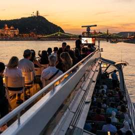 Budapeste: cruzeiro turístico noturno de 1 hora com bebida