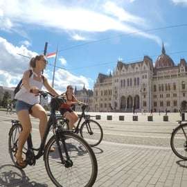 Budapest Highlights Bike Tour com um guia local