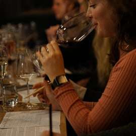 Degustação de vinhos húngaros de 8 níveis em um aconchegante bar de vinhos no centro da cidade