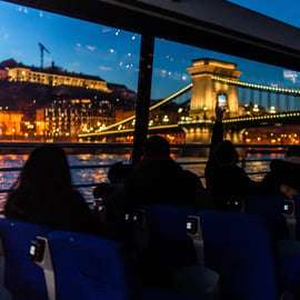 Budapeste: cruzeiro turístico noturno de 1 hora com bebida