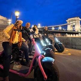 Budapeste: Tour noturno na e-Scooter MonsteRoller