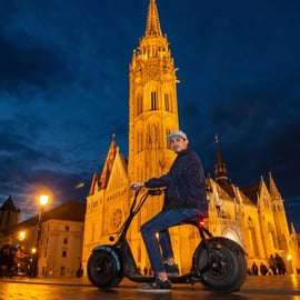 Budapeste: Tour noturno na e-Scooter MonsteRoller