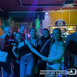 Budapeste: passeio noturno por bares em ruínas com 6 doses e entrada VIP