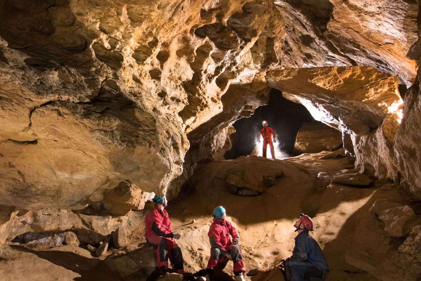 Budapeste: Excursão de aventura em espeleologia com guia de turismo