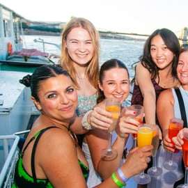 Budapeste: Cruzeiro ao pôr do sol com cocktails ilimitados