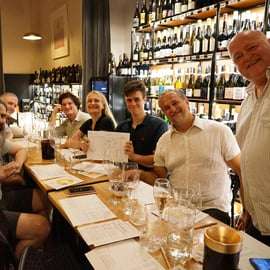 Degustação de vinhos húngaros de 8 níveis em um aconchegante bar de vinhos no centro da cidade