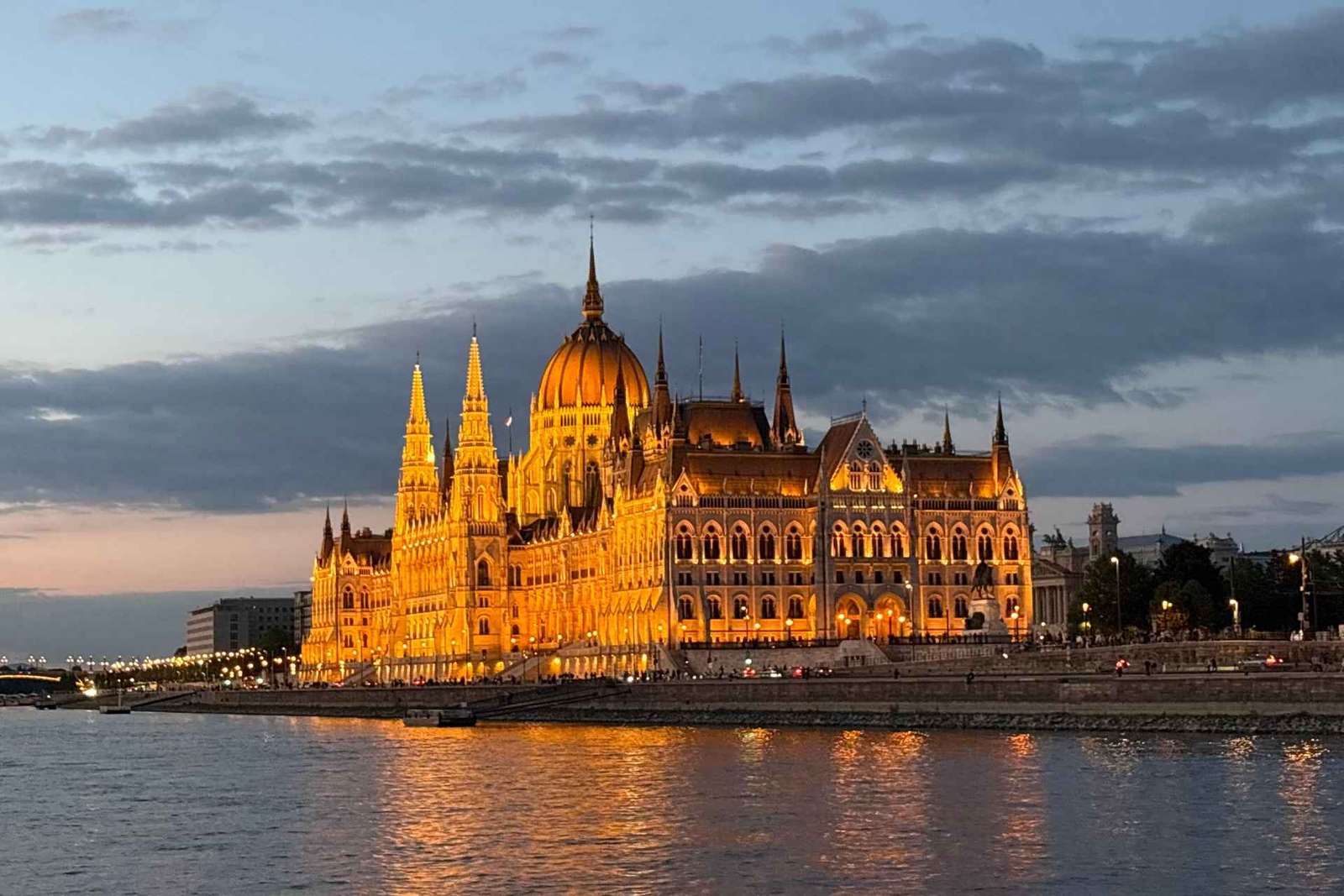 Budapeste: Cruzeiro Noturno com Bebidas Ilimitadas e Vistas