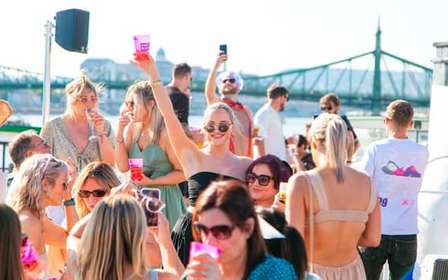 Budapeste: Cruzeiro ao pôr do sol com cocktails ilimitados