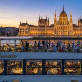 Budapeste: Cruzeiro noturno e jantar com drinque de boas-vindas