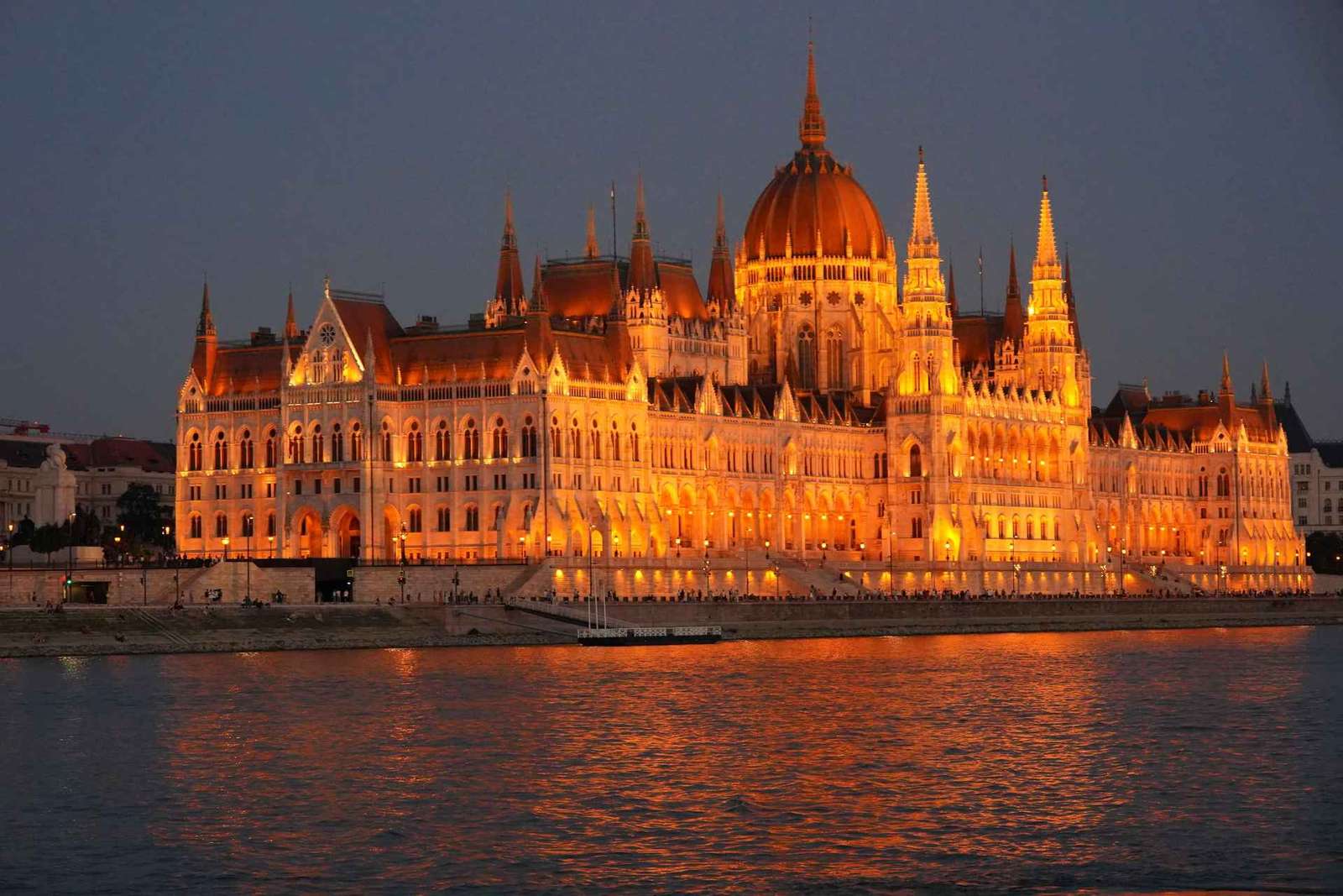 Budapeste: cruzeiro noturno com lugares no terraço e BYOB