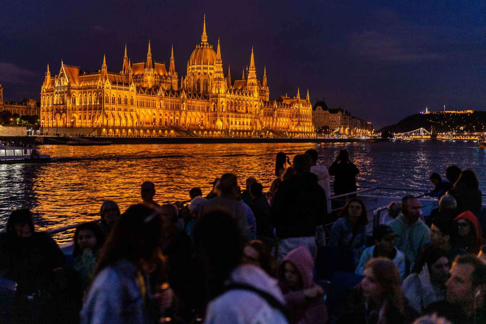 Budapeste: cruzeiro turístico noturno de 1 hora com bebida