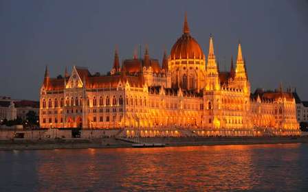 Budapeste: cruzeiro noturno com lugares no terraço e BYOB