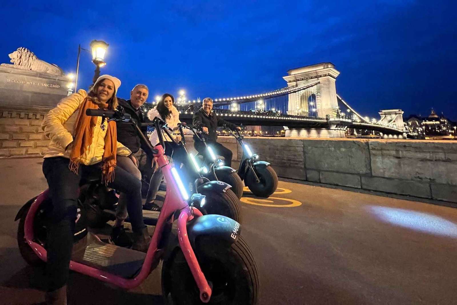 Budapeste: Tour noturno na e-Scooter MonsteRoller
