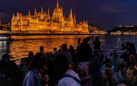 Budapeste: cruzeiro turístico noturno de 1 hora com bebida