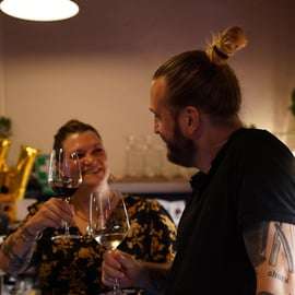 Degustação de vinhos húngaros de 8 níveis em um aconchegante bar de vinhos no centro da cidade