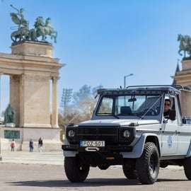 Passeio turístico clássico pela cidade de Budapeste em jipe russo