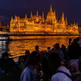 Budapeste: cruzeiro turístico noturno de 1 hora com bebida
