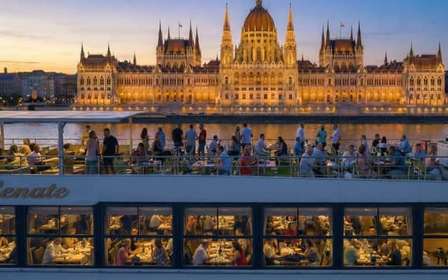 Budapeste: Cruzeiro noturno e jantar com drinque de boas-vindas